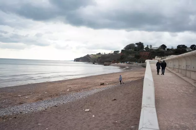 O adolescentă ucraineană din Marea Britanie a murit în condiții misterioase pe o plajă. Poliția consideră decesul „inexplicabil”