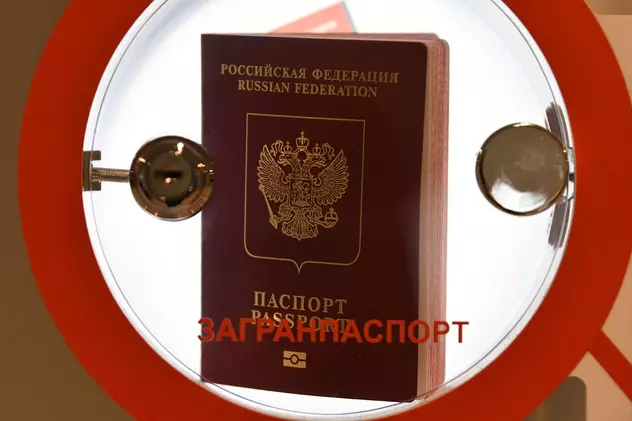 Oficialii ruși se confruntă cu o interdicție aproape totală de a ieși din țară, cerându-li-se să-și predea pașapoartele