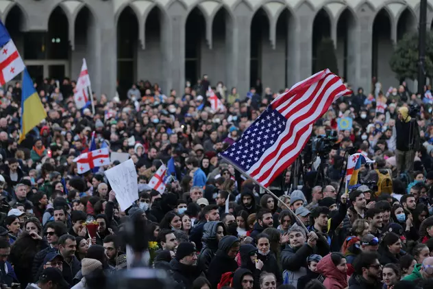 Georgienii au ieșit în stradă din cauza unei legi putiniste?