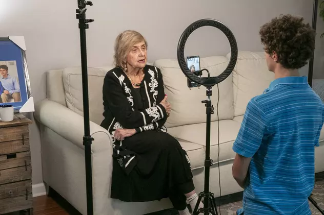 Tova Friedman, o supraviețuitoare a Holocaustului, este vedetă pe TikTok: „Am scăpat de la Auschwitz ascunzându-mă printre cadavre”