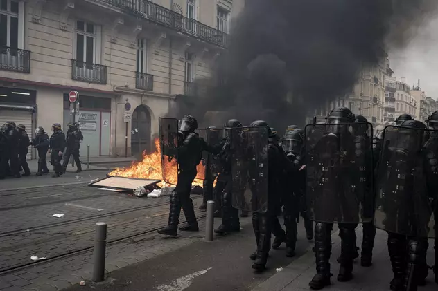Aproape 500 de arestări, sute de polițiști și jandarmi, răniți. Bilanțul unei noi zile de violențe în Franța