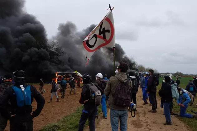 Emmanuel Macron, despre ciocnirile violente cu poliția la un protest din Franţa: „Mii de oameni au venit pentru a face război”