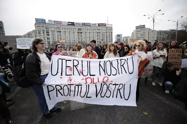 Protest de 8 martie în Piața Victoriei pentru drepturile reproductive ale femeilor. „Uterul nostru nu e profitul vostru!”