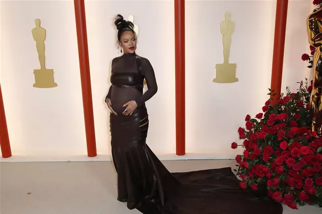 Rihanna, spectaculoasă și însărcinată la Oscar 2023. Cum și-a pus artista sarcina în evidență, pe scena evenimentului