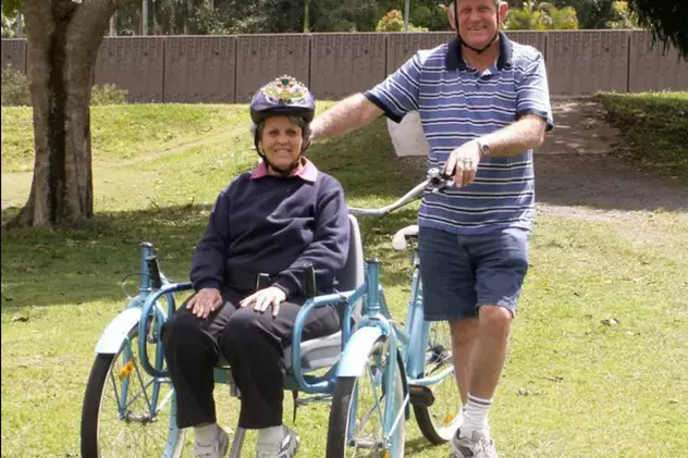 Scaun rulant-bicicletă, invenția unui soț pentru soția lui invalidă