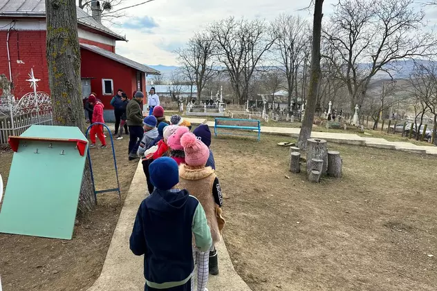 Într-un sat din Vaslui, elevii învață în cimitir, în sala de pomeni. Părinții au protestat când au aflat că autoritățile vor să-i mute de acolo