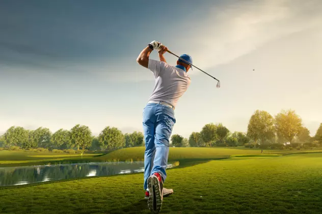 Cum se joacă golf - Regulile jocului de golf Imagine cu un jucător de golf care tocmai a executat o lovitură