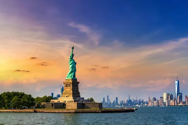Ce este Visa Waiver și ce țări fac parte din program - Imagine panormamică a oraşului New York, în care se disting Statuia Libertăţii şi cartierul Manhattan