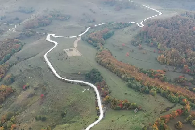 FOTO. Lucrări în ritm alert pe Transalpina de Apuseni. Până la sfârșitul anului, un lot de 43 km va fi gata