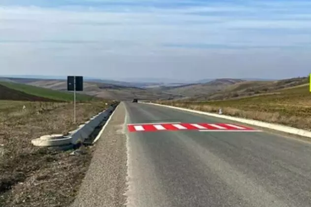 O trecere de pietoni a fost amenajată în mijlocul unui câmp, în județul Iași. Cum explică primarul