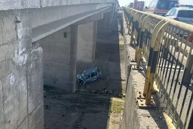 Un șofer de 73 de ani și o femeie de 70 de ani au scăpat cu viață după ce mașina lor a căzut de pe un pod, la intrarea în Urziceni. FOTO