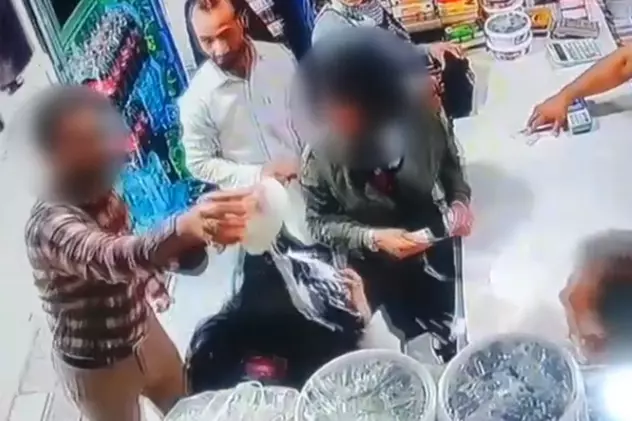 Două femei au fost arestate în Iran, după ce un bărbat le-a turnat o găleată de iaurt in cap. Aveau capul descoperit