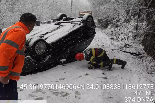 Maşină răsturnată în Vâlcea, după ce a derapat pe zăpadă