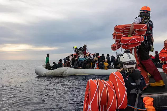 92 de migranți înghesuiți într-o barcă pneumatică în derivă, salvați în ultimul moment, din Marea Mediterană