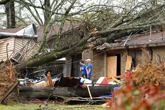 Zone întinse din SUA au fost lovite de tornade. „Distrugere totală” într-un oraș din Arkansas. Bilanțul victimelor