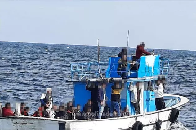 Operațiune de salvare în Marea Neagră, după ce o barcă cu zeci de migranţi, inclusiv copii, a fost depistată lângă Vama Veche