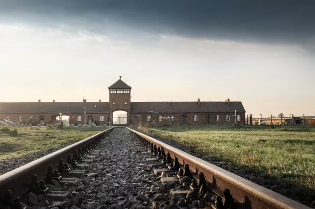 Care este originea termenului Holocaust - Imagine cu calea ferată care intră în lagărul de la Auschwitz