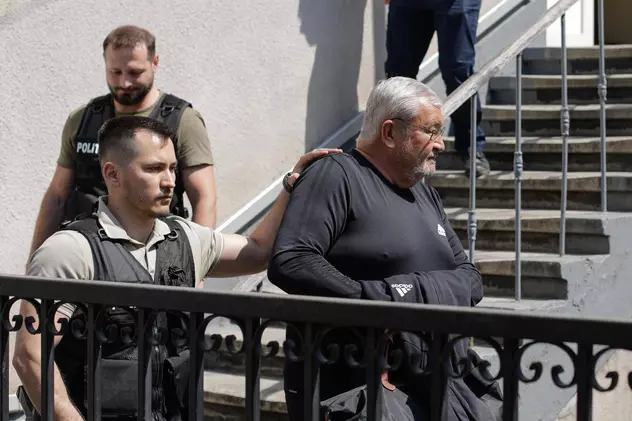 Fostul ministru Sebastian Vlădescu s-a predat la poliție. El a fost escortat spre penitenciar după ce a fost condamnat la 7 ani de închisoare