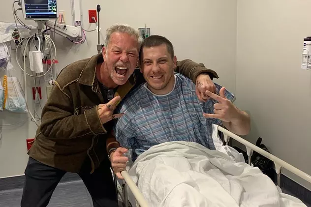 Doi soldați ucraineni, răniți în război și tratați în SUA, au fost vizitați în spital de James Hetfield, liderul legendarei trupe Metallica: „Ne-a trecut orice durere”