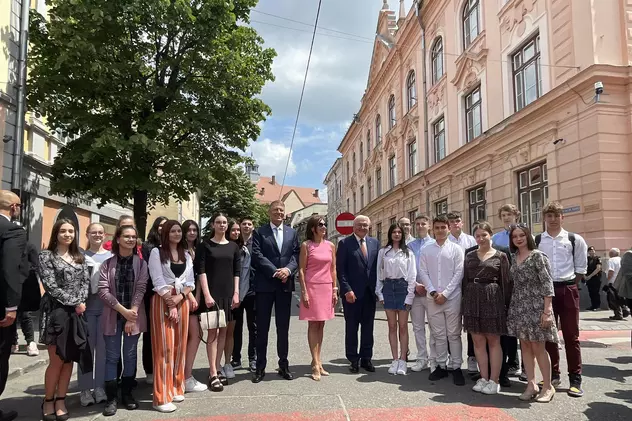Klaus Iohannis, către elevii care îl așteptau pentru poză în Sibiu, alături de Carmen Iohannis: „Vedeți că până și greva are ceva avantaje”