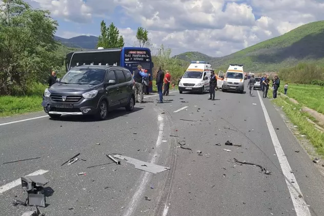 Accident grav în Caraş-Severin cu mai multe mașini, între care un autocar. O persoană a murit, iar alte două au ajuns la spital