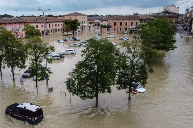 23 de râuri ieșite din matcă, 280 de alunecări de teren, 400 de drumuri blocate și 20.000 de oameni evacuați, în nordul inundat al Italiei