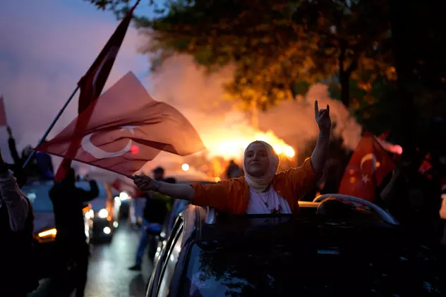 Susținătorii lui Erdogan au ieșit să sărbătorească în stradă înainte ca acesta să-și revendice victoria, siguri de avansul liderului turc