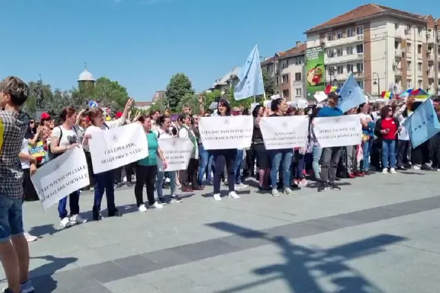 Protest cu „O lume minunată”. La Craiova, profesorii îi cântă lui Iohannis melodia interpretată de un cor de copii președintelui