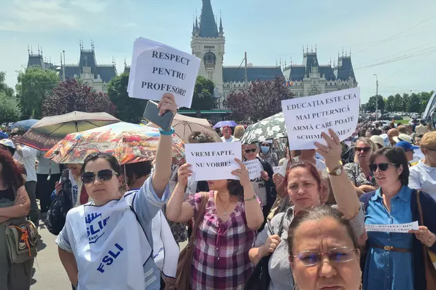 Protestul profesorilor din rural, în fața Prefecturii din Iași: „Salarizarea în învățământ e cel mai bun anticoncepțional. Cum să îți întemeiezi o familie?”