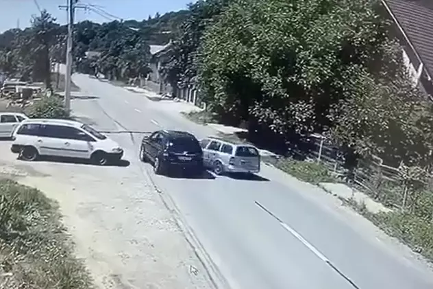 Au apărut imagini video cu accidentul provocat de un șofer de 18 ani care a depășit cu viteză nebună o mașină care vira la stânga, la Salva, în Bistrița-Năsăud