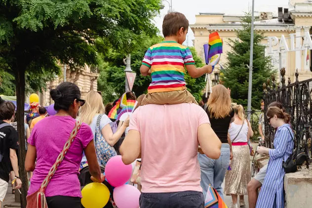 Familii Cu Copii Cupluri Heterosexuale și Gay La Marșul Lgbt Din București „nu Suntem Demonii 7286