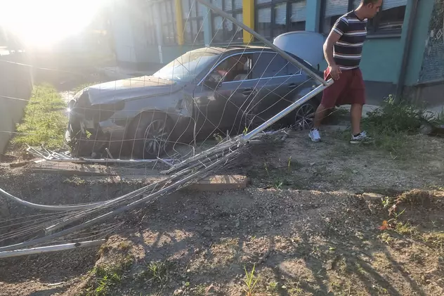Cinci adolescenți minori au furat un BMW și l-au făcut praf în curtea școlii, chiar lângă sediul Poliției, în Reșița | VIDEO