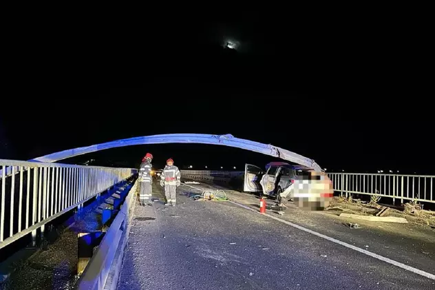 Parapetul metalic al unui pod a ieșit prin luneta unei mașini și a ucis pasagerul din dreapta, pe șoseaua București - Alexandria