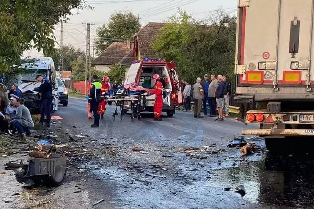 Șofer de microbuz mort într-un accident cu zece victime, la Chibed, în Mureș, unde a intrat într-un TIR