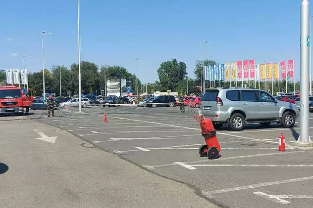Scurgeri de gaz din butelia GPL a unei mașini parcate la un mall din Brăila. Perimetru de siguranță stabilit de pompieri