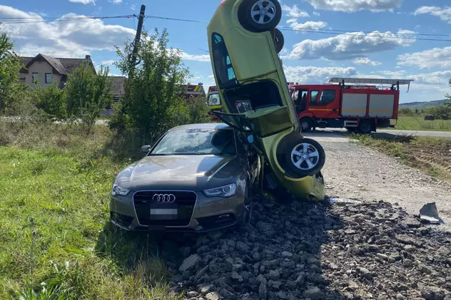 O șoferiță a rămas cu mașina proptită în poziție verticală într-un alt autoturism, în Bistrița-Năsăud