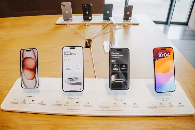 Cât costă iPhone 15 la eMAG de Black Friday 2023 - Imagine cu cele patru telefoane din seria iPhone 15 într-un magazin