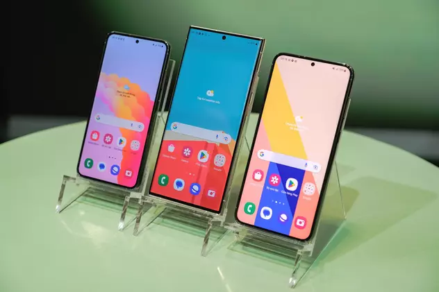 Cât costă Samsung Galaxy S23 la eMAG înainte de Black Friday 2023 - Imagine cu cele trei modele de telefoane din seria Samsung Galaxy S23.