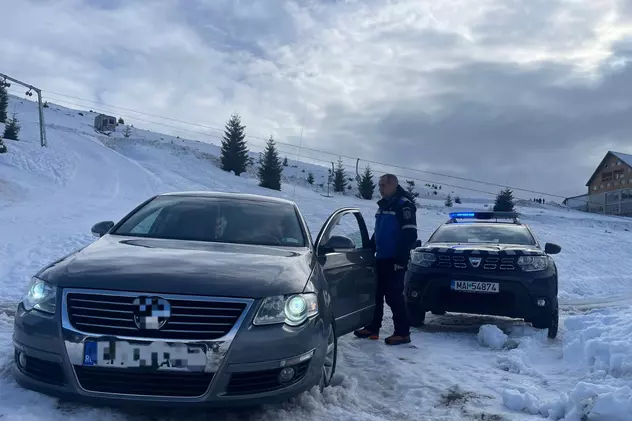 Un turist „a traversat cu mașina două pârtii” pentru a-și lăsa bagajul direct la hotel, la Muntele Mic. Ce a pățit