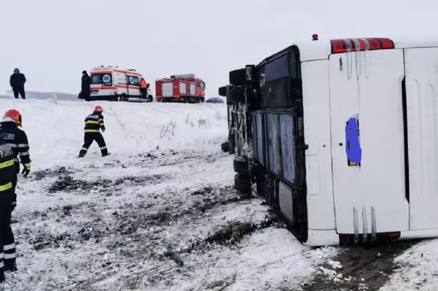 Microbuz cu 17 persoane, răsturnat în urma viscolului, în județul Galați. A fost activat planul roșu de intervenție