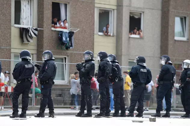 Oamenii ținuți cu forța în carantină și păziți de zeci de polițiști într-un oraș german, în pandemie, cer despăgubiri de 880.000 de euro. Între ei sunt și români