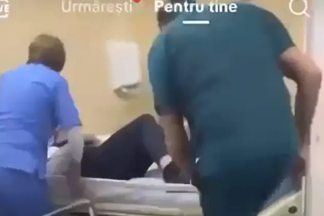 VIDEO. Două cadre medicale, filmate în timp ce bruschează un pacient la spitalul din Bârlad. „Bietul om nu avea nicio vină, a căzut din picioare pentru că îi era rău”