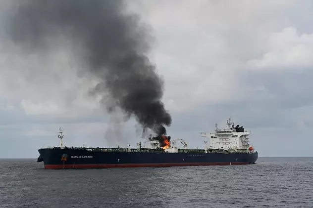 O navă comercială a fost lovită de o rachetă în largul Yemenului. „S-a raportat o explozie la bord”