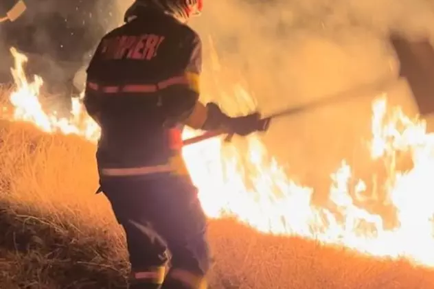 Incendiu de proporții pe suprafața a două comune din Vâlcea. Pompierii s-au luptat cu flăcările timp de câteva ore