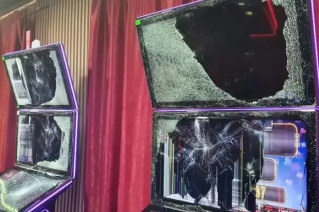 Un bărbat din Giurgiu a distrus cu toporul 19 aparate de jocuri de noroc, după ce a pierdut bani la păcănele