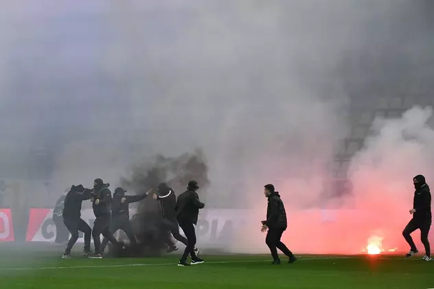 Ultrași de la Dinamo și CSA Steaua, reținuți de mascați, după bătaia de pe teren de la meciul Dinamo - UTA