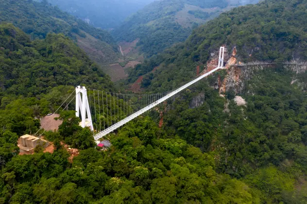 Cele mai înspăimântătoare poduri din lume - Imagine aeriană asupra podului cu sticlă Bach Long din Vietnam.