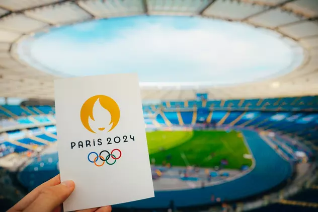 Jocurile Olimpice de la Paris 2024 – Arenele care găzduiesc Olimpiada de Vară - Imagine cu logo-ul JO având pe fundal Stade de France