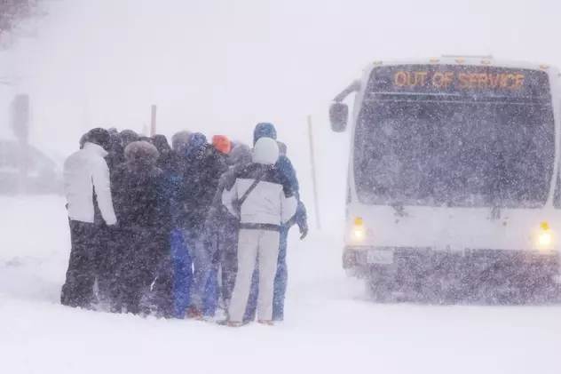 O furtună de zăpadă a lovit vestul Statelor Unite, cu vânturi de peste 300 km/h. Stratul de zăpadă ajunge și la 3 metri | VIDEO