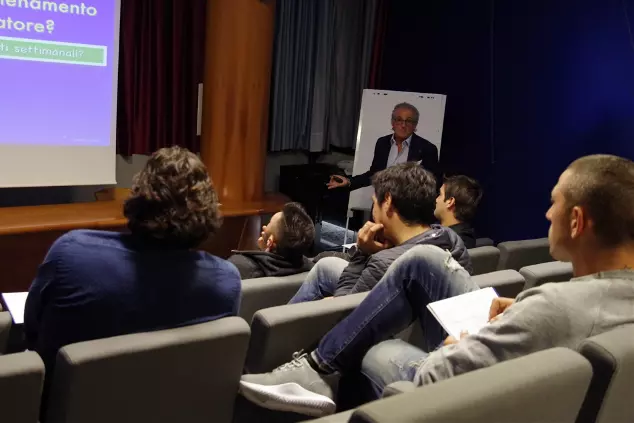 Chivu face cursurile școlii de antrenori de la Coverciano